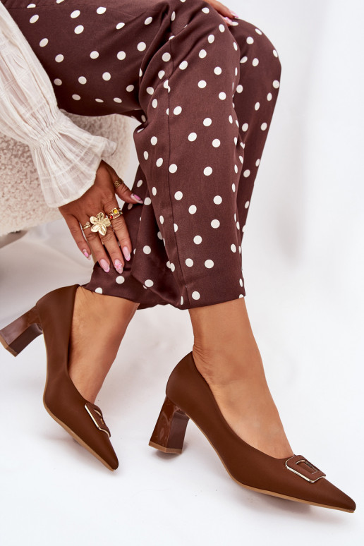 Chaussures avec des talons décorer avec boucles marron Seriva