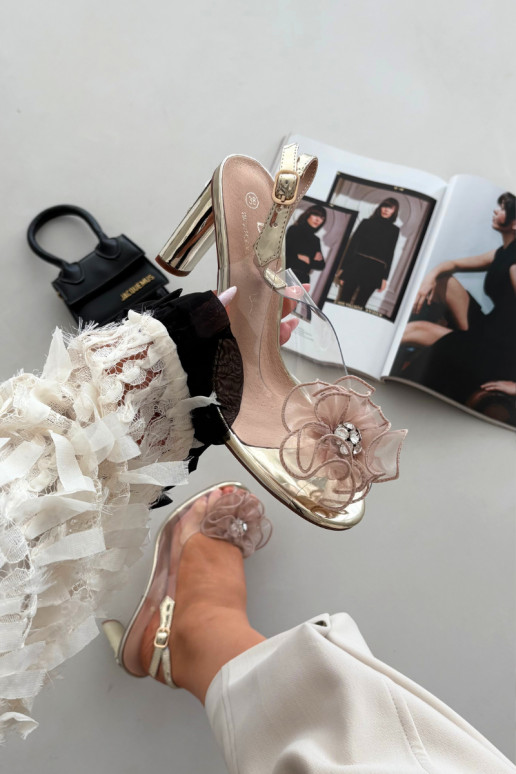 des sandales avec des talons avec des ornements I Kryształkami D&A MR52-236 couleur dorée