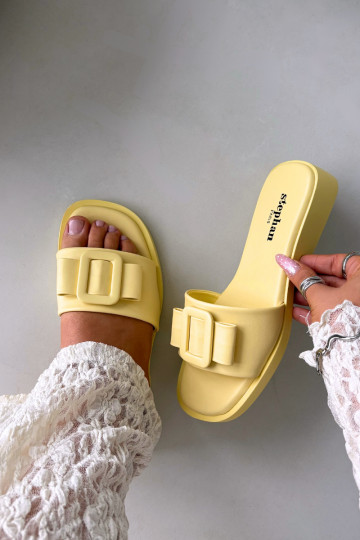 Chaussons pour femmes avec larges talons et boucles jaunes « Melivra »