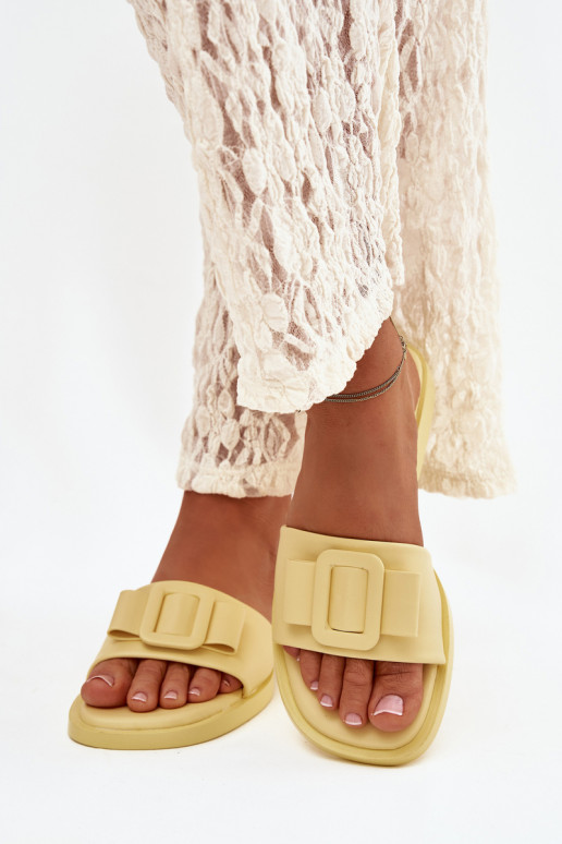 Pantoufles pour femmes avec des talons larges avec boucles couleur jaune Melivra