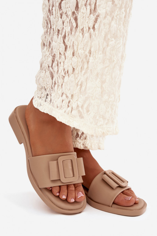 Pantoufles pour femmes avec des talons larges avec boucles beige Melivra