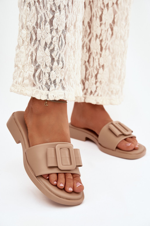 Pantoufles pour femmes avec des talons larges avec boucles beige Melivra