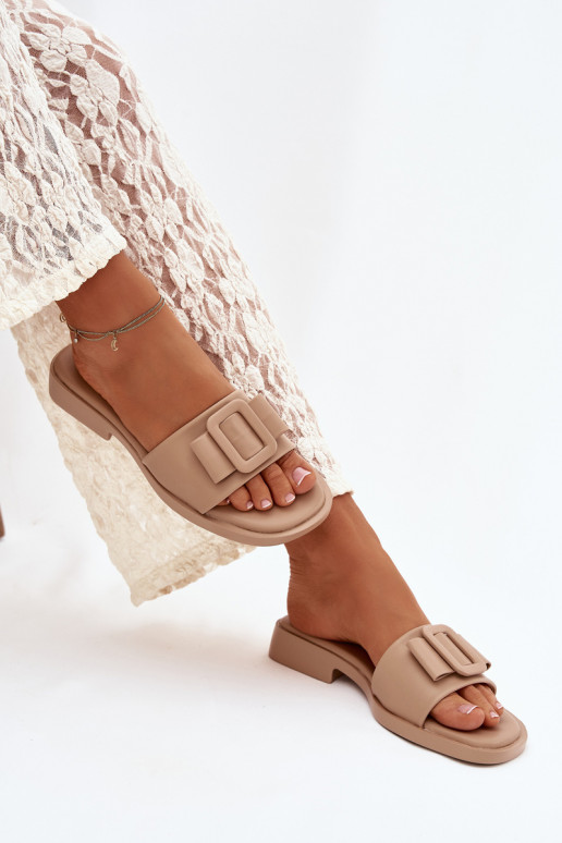 Pantoufles pour femmes avec des talons larges avec boucles beige Melivra