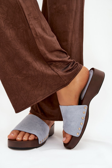 Chaussons pour femmes avec des clous dorés de couleur bleue Ferinna