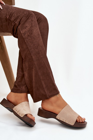 Chaussons pour femmes avec des clous dorés de couleur sable Ferinna