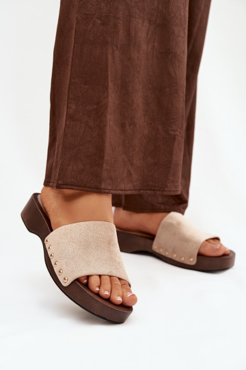 Chaussons pour femmes avec des clous dorés de couleur sable Ferinna 2