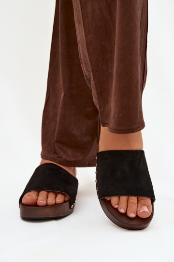 Chaussons pour femmes avec des clous dorés de couleur noire Ferinna