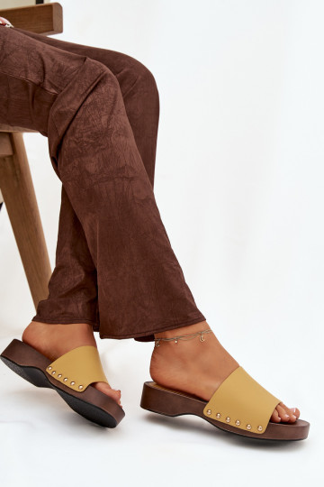 Chaussons pour femmes avec des clous dorés de couleur jaune Terissa