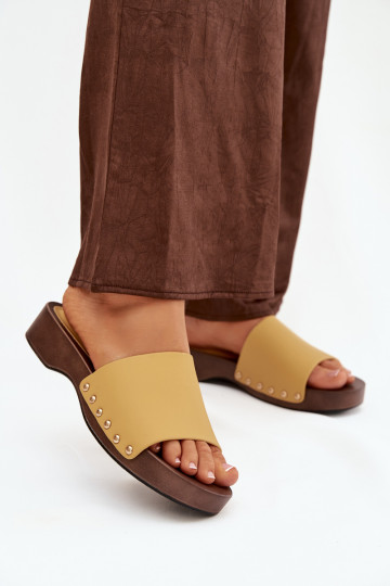 Chaussons pour femmes avec des clous dorés de couleur jaune Terissa 2