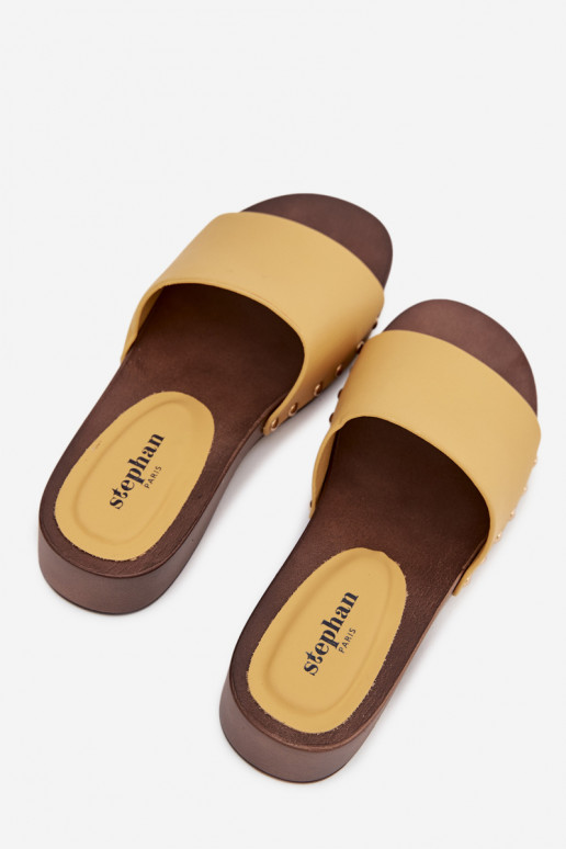 Pantoufles pour femmes avec des rivets couleur jaune Terissa