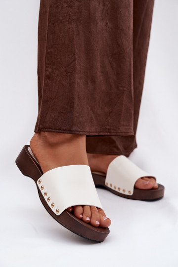 Pantoufles pour femmes avec des rivets couleur blanche Terissa