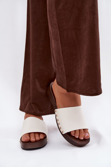 Chaussons pour femmes avec des clous dorés de couleur blanche Terissa 2