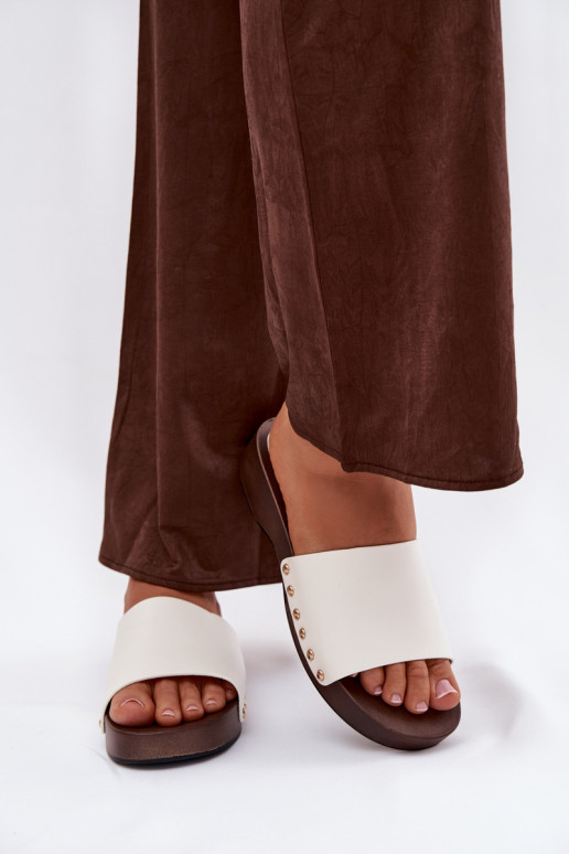 Pantoufles pour femmes avec des rivets couleur blanche Terissa