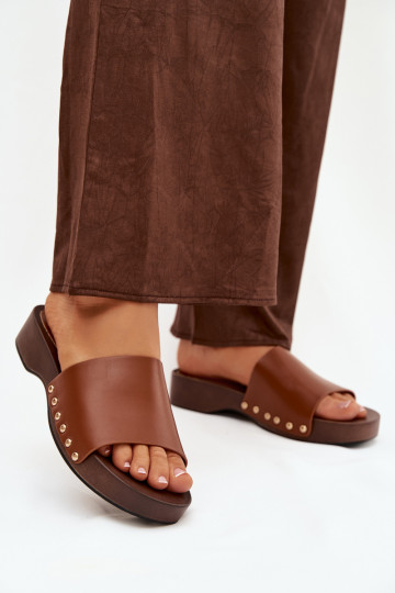 Chaussons pour femmes avec des clous dorés de couleur marron Terissa