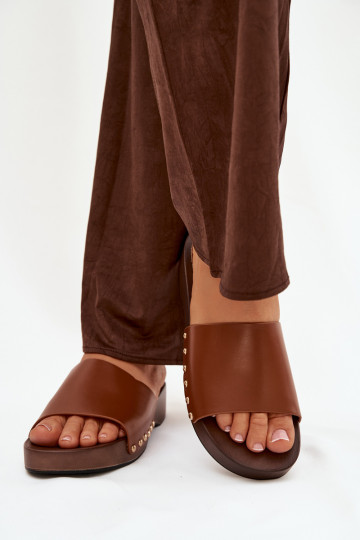 Chaussons pour femmes avec des clous dorés de couleur marron Terissa 2