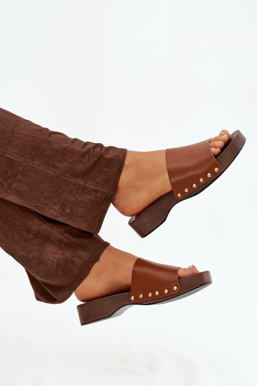 Pantoufles pour femmes avec des rivets marron Terissa