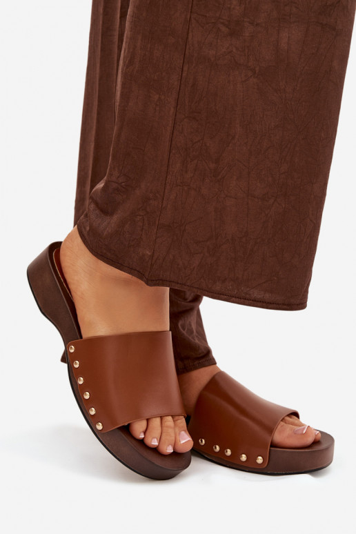 Pantoufles pour femmes avec des rivets marron Terissa