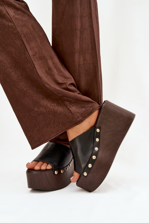 Pantoufles pour femmes Sur un coin avec des rivets couleur noire Il fautreline