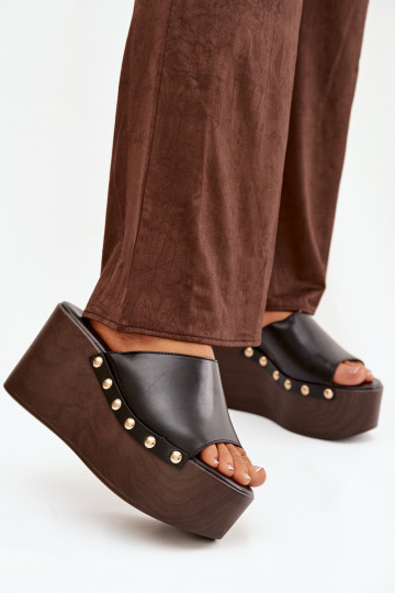 Pantoufles pour femmes Sur un coin avec des rivets couleur noire Il fautreline 2