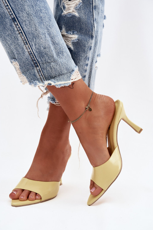 avec effet vernis Pantoufles pour femmes avec des talons couleur jaune Lirissa