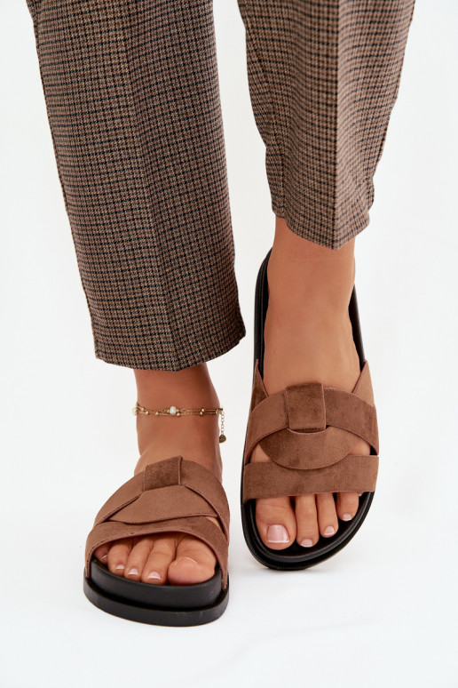 Pantoufles pour femmes en daim écologiqueoÀe avec des bandes marron Il fautrivessa