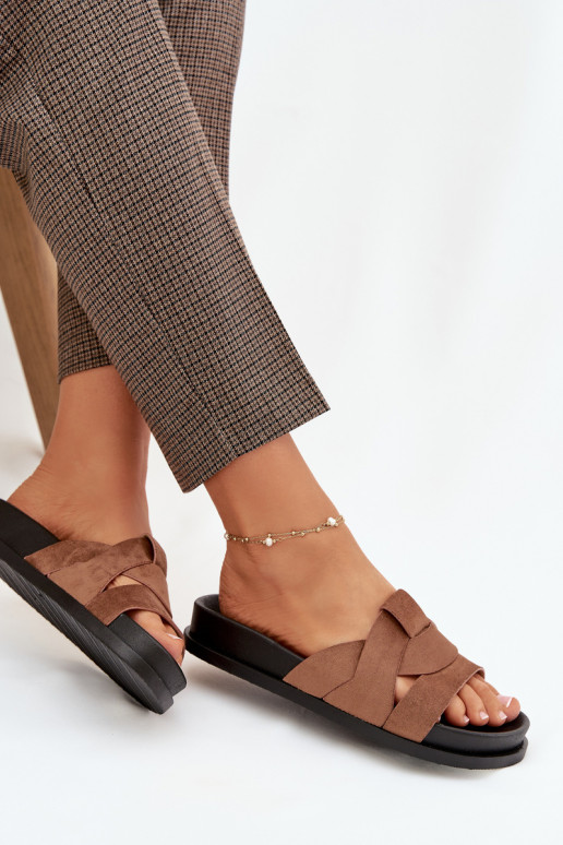 Pantoufles pour femmes en daim écologiqueoÀe avec des bandes marron Il fautrivessa