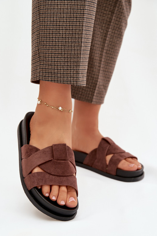 Pantoufles pour femmes en daim écologiqueoÀe avec des bandes marron foncé Il fautrivessa