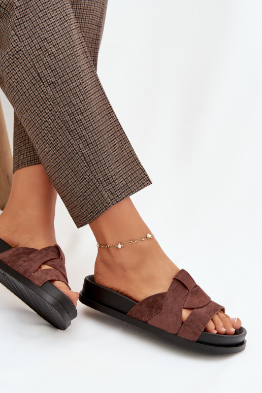 Pantoufles pour femmes en daim écologiqueoÀe avec des bandes marron foncé Il fautrivessa