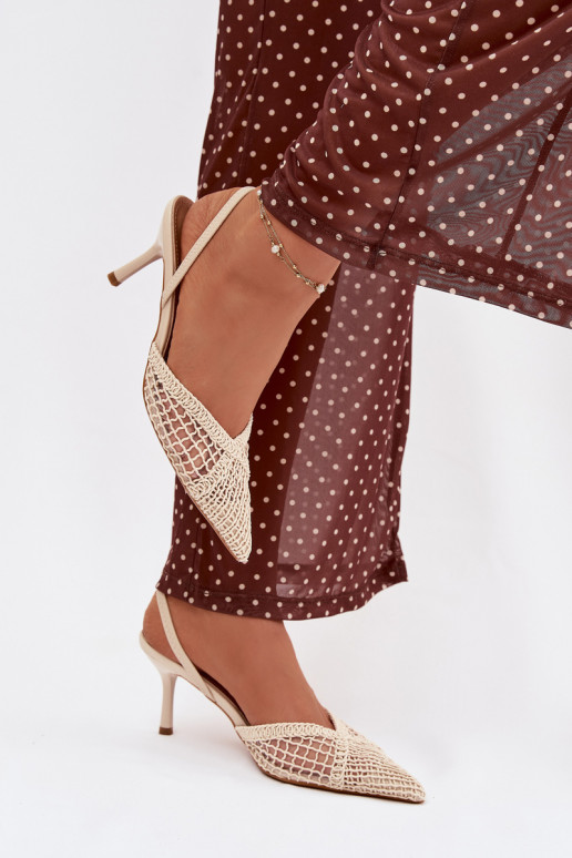 des sandales avec des éléments ajourés avec des talons fins couleur ivoire Hanelis