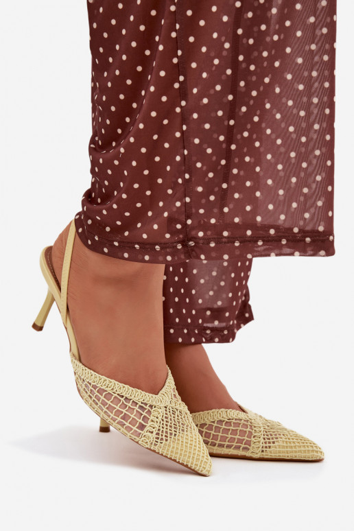 des sandales avec des éléments ajourés avec des talons fins couleur jaune Hanelis