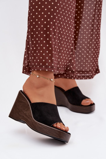 Pantoufles pour femmes Sur un coin couleur noire Ravelia 2