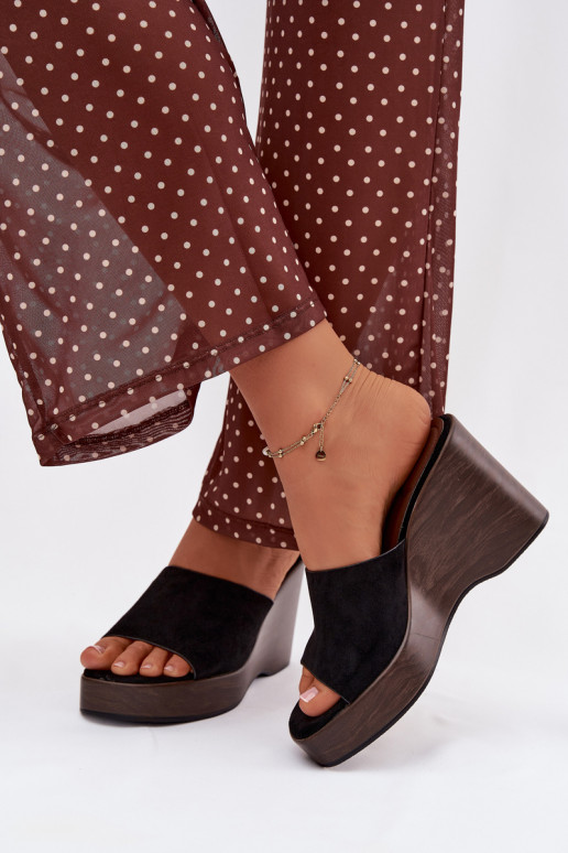 Pantoufles pour femmes Sur un coin couleur noire Ravelia