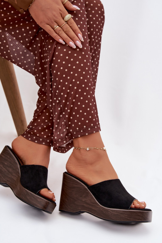 Pantoufles pour femmes Sur un coin couleur noire Ravelia