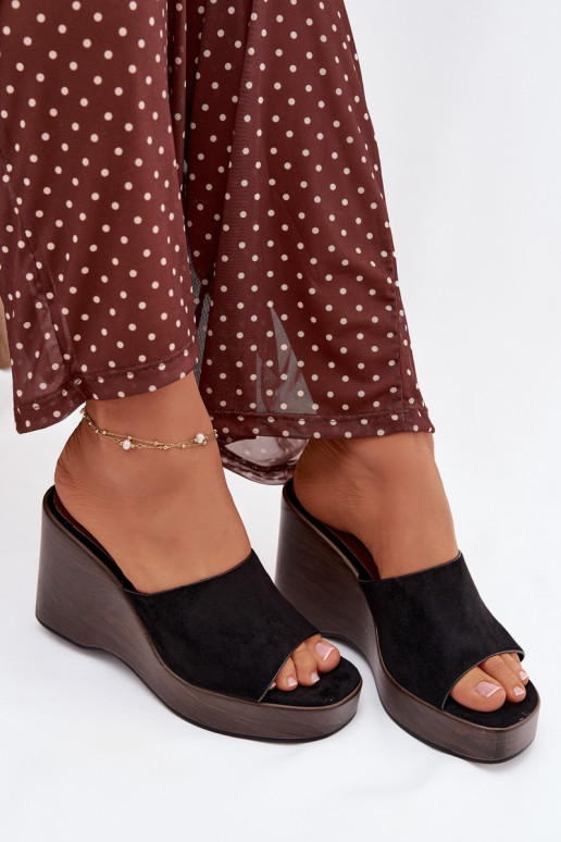 Pantoufles pour femmes Sur un coin couleur noire Ravelia