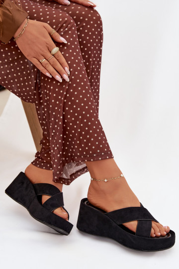 Pantoufles pour femmes Sur un coinen daim écologiqueu couleur noire Calorine