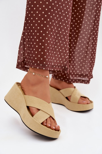 Pantoufles pour femmes Sur un coinen daim écologiqueu couleur jaune Calorine 2