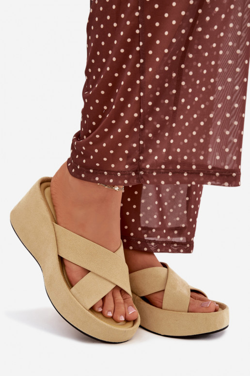 Pantoufles pour femmes Sur un coinen daim écologiqueu couleur jaune Calorine