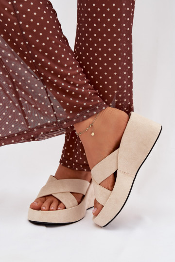 Pantoufles pour femmes Sur un coinen daim écologiqueu beige Calorine 2