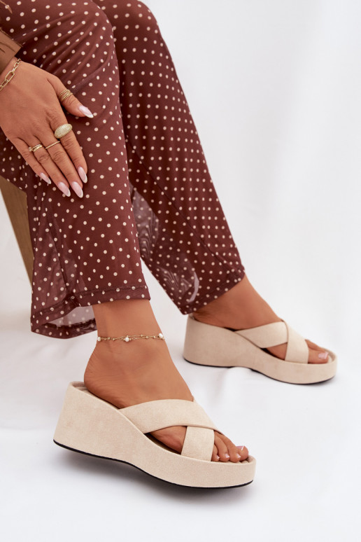 Pantoufles pour femmes Sur un coinen daim écologiqueu beige Calorine