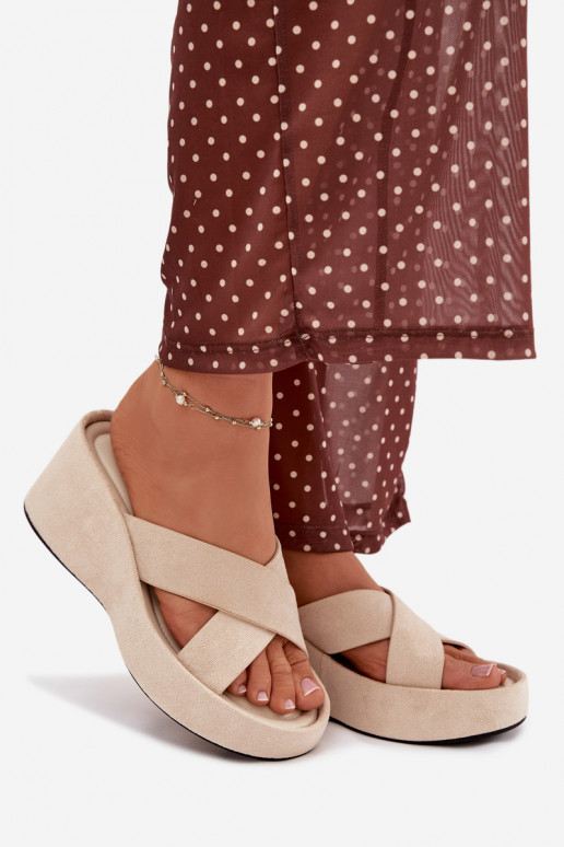 Pantoufles pour femmes Sur un coinen daim écologiqueu beige Calorine