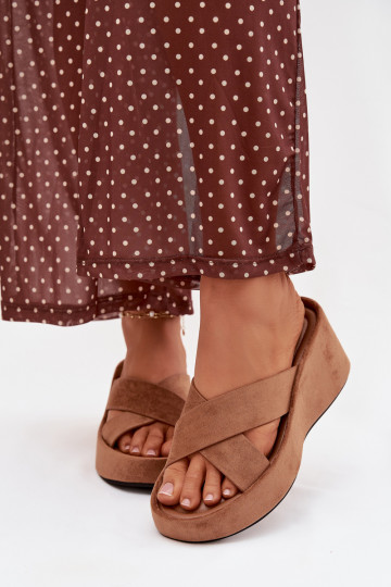 Pantoufles pour femmes Sur un coinen daim écologiqueu marron Calorine