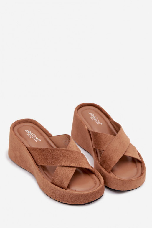 Pantoufles pour femmes Sur un coinen daim écologiqueu marron Calorine