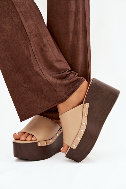 Pantoufles pour femmes Sur un coin avec des rivets beige Il fautreline