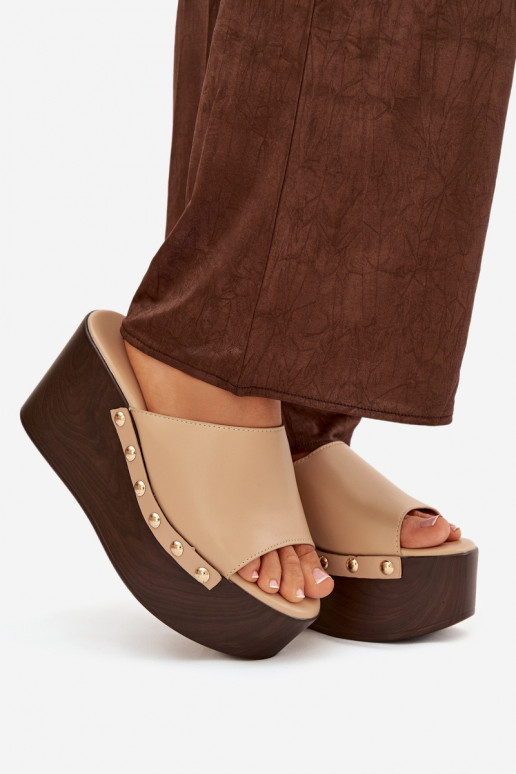 Pantoufles pour femmes Sur un coin avec des rivets beige Il fautreline