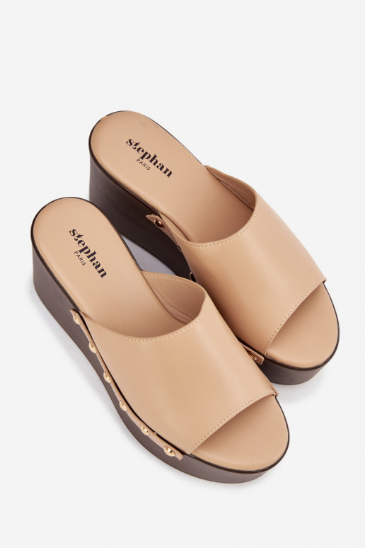 Pantoufles pour femmes Sur un coin avec des rivets beige Il fautreline