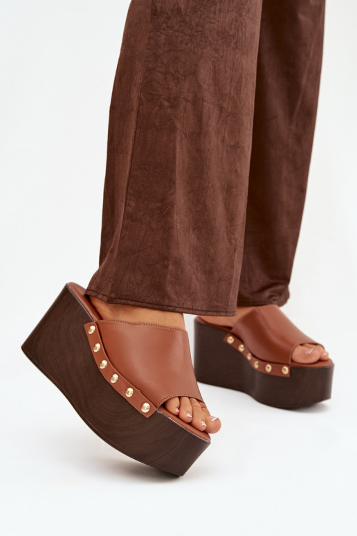 Pantoufles pour femmes Sur un coin avec des rivets marron Il fautreline