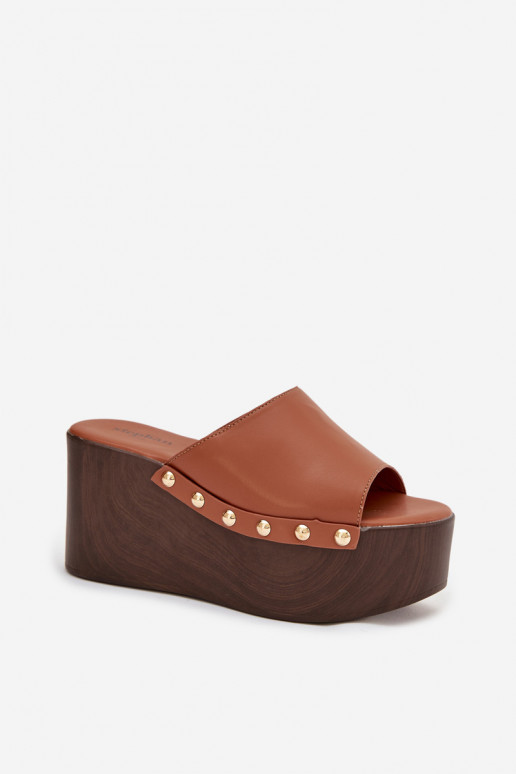 Pantoufles pour femmes Sur un coin avec des rivets marron Il fautreline