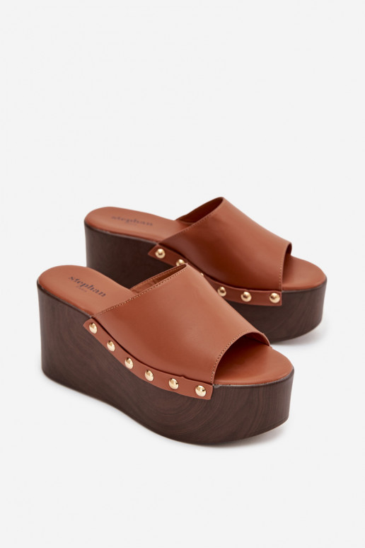 Pantoufles pour femmes Sur un coin avec des rivets marron Il fautreline