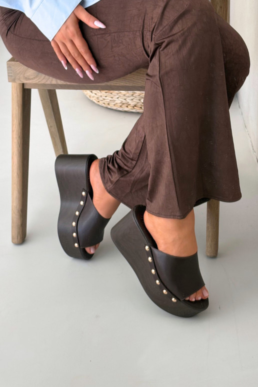 Chaussons pour femmes à plateforme avec clous de couleur chocolat Taireline