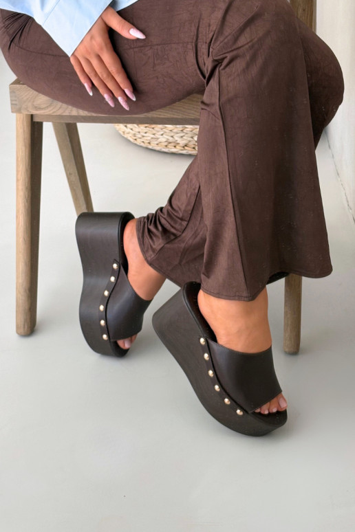 Chaussons pour femmes à plateforme avec clous de couleur chocolat Taireline